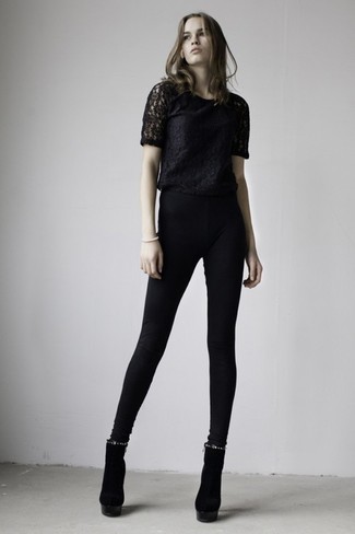 Look alla moda per donna: T-shirt girocollo di pizzo nera, Leggings neri, Stivaletti in pelle scamosciata neri