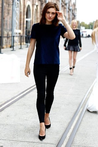 Quale jeans aderenti indossare con una t-shirt girocollo blu scuro per una donna di 30 anni in modo smart-casual: Punta su una t-shirt girocollo blu scuro e jeans aderenti per essere casual. Décolleté in pelle neri sono una eccellente scelta per completare il look.