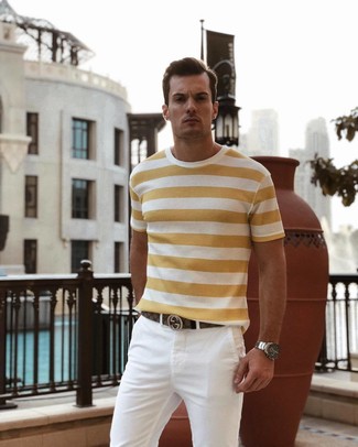 Come indossare e abbinare pantaloni bianchi quando fa molto caldo: Opta per una t-shirt girocollo a righe orizzontali gialla e pantaloni bianchi per un look trendy e alla mano.