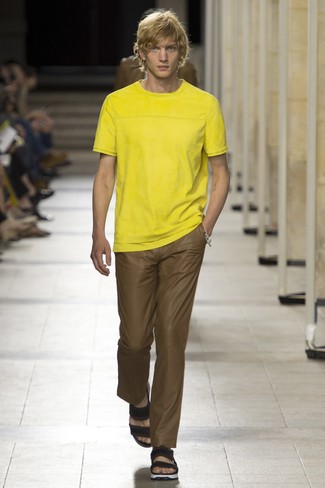 Look alla moda per uomo: T-shirt girocollo gialla, Chino marroni, Sandali in pelle neri