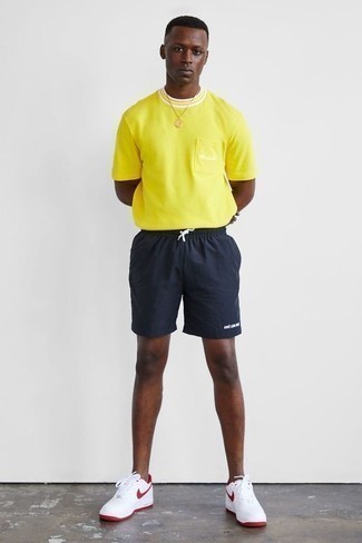 Quale scarpe sportive indossare con una t-shirt girocollo gialla in modo rilassato: Punta su una t-shirt girocollo gialla e pantaloncini sportivi blu scuro per un look comfy-casual. Scarpe sportive sono una validissima scelta per completare il look.