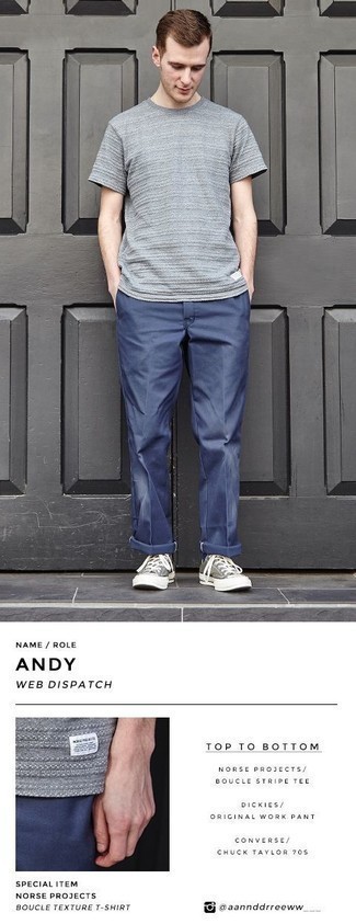 Quale t-shirt girocollo indossare con sneakers basse grigie per un uomo di 20 anni: Combina una t-shirt girocollo con chino blu per un look semplice, da indossare ogni giorno. Sneakers basse grigie sono una validissima scelta per completare il look.