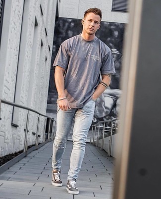 Come indossare e abbinare jeans grigi in estate 2024: Una t-shirt girocollo stampata grigia e jeans grigi sono una combinazione perfetta da usare nel weekend. Sneakers basse di tela marrone scuro sono una buona scelta per completare il look. È buona idea per un outfit estivo!