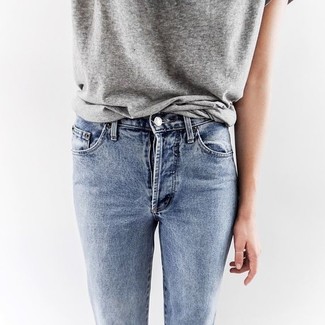 Quale jeans indossare con una t-shirt girocollo grigia per una donna di 30 anni quando fa molto caldo: Prova a combinare una t-shirt girocollo grigia con jeans per un look semplice, da indossare ogni giorno.