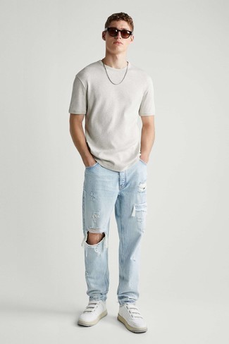 Quale jeans indossare con sneakers basse bianche per un uomo di 20 anni quando fa molto caldo in modo rilassato: Per un outfit della massima comodità, potresti indossare una t-shirt girocollo grigia e jeans. Sneakers basse bianche sono una buona scelta per completare il look.