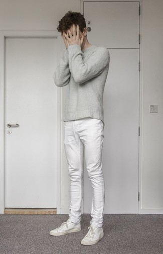 Come indossare e abbinare una t-shirt girocollo grigia con jeans bianchi: Combina una t-shirt girocollo grigia con jeans bianchi per un outfit comodo ma studiato con cura. Completa questo look con un paio di sneakers basse in pelle bianche.