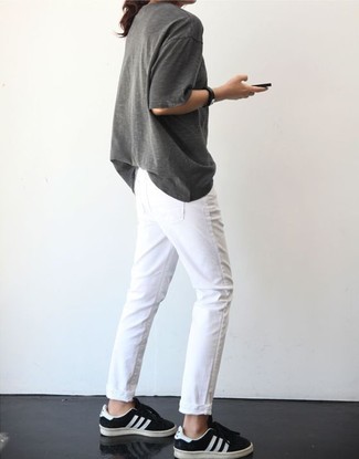Come indossare e abbinare una t-shirt girocollo grigia: Una t-shirt girocollo grigia e jeans bianchi sono un outfit perfetto da sfoggiare nel tuo guardaroba. Sneakers basse nere e bianche sono una splendida scelta per completare il look.