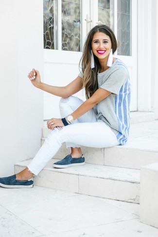 Quale jeans indossare con una t-shirt girocollo grigia per una donna di 20 anni: Punta su una t-shirt girocollo grigia e jeans per le giornate pigre. Sneakers senza lacci in pelle scamosciata blu scuro sono una validissima scelta per completare il look.