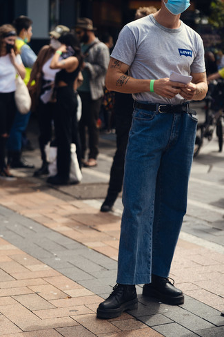 Come indossare e abbinare jeans con stivali da lavoro in modo rilassato: Prova a combinare una t-shirt girocollo stampata grigia con jeans per una sensazione di semplicità e spensieratezza. Scegli un paio di stivali da lavoro per un tocco più rilassato.