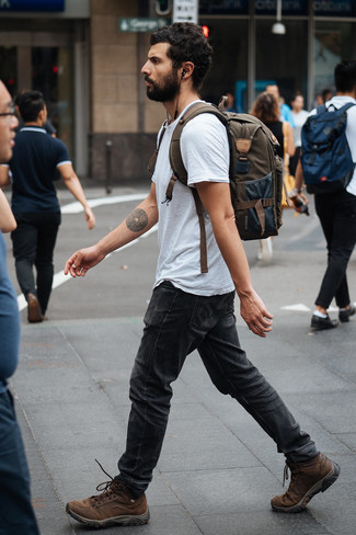 Come indossare e abbinare stivali da lavoro: Potresti combinare una t-shirt girocollo grigia con jeans grigio scuro per un look spensierato e alla moda. Per distinguerti dagli altri, calza un paio di stivali da lavoro.
