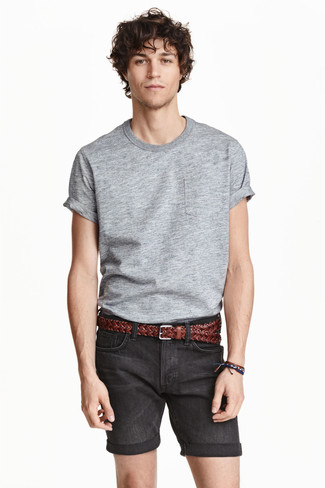 Come indossare e abbinare una cintura tessuta per un uomo di 20 anni: Indossa una t-shirt girocollo grigia con una cintura tessuta per un look comfy-casual.