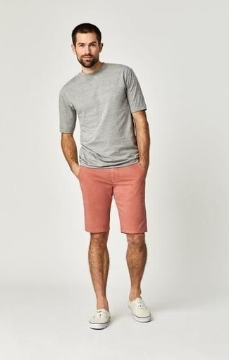Look alla moda per uomo: T-shirt girocollo grigia, Pantaloncini rosa, Sneakers basse di tela beige