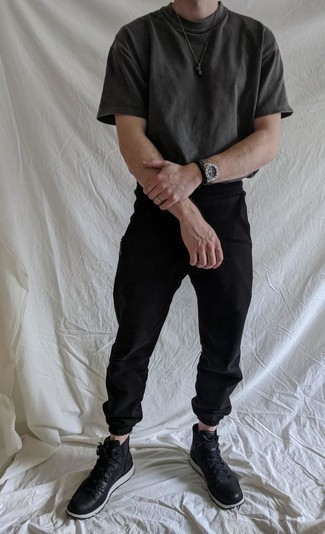 Quale stivali da lavoro indossare con chino neri: Coniuga una t-shirt girocollo grigio scuro con chino neri per vestirti casual. Non vuoi calcare troppo la mano con le scarpe? Scegli un paio di stivali da lavoro per la giornata.