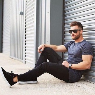 Quale jeans aderenti indossare con sneakers alte nere in estate 2024: Per un outfit della massima comodità, combina una t-shirt girocollo grigio scuro con jeans aderenti. Perfeziona questo look con un paio di sneakers alte nere. Ecco una magnifica scelta per creare uno stupendo look estivo.