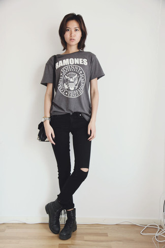 Come indossare e abbinare una t-shirt stampata grigia: Prova a combinare una t-shirt stampata grigia con jeans aderenti neri per un look raffinato. Stivali piatti stringati in pelle neri sono una eccellente scelta per completare il look.