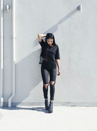 Come indossare e abbinare stivaletti pesanti in modo casual: Indossa una t-shirt girocollo in rete nera e jeans aderenti strappati neri per le giornate pigre. Stivaletti pesanti sono una valida scelta per completare il look.