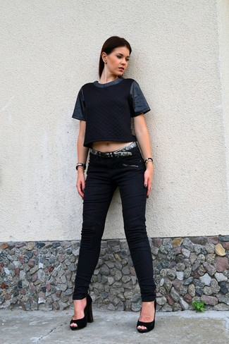 Look alla moda per donna: T-shirt girocollo trapuntata nera, Jeans aderenti neri, Décolleté in pelle scamosciata neri, Cintura in pelle con stampa serpente grigia