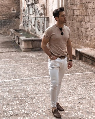 Come indossare e abbinare jeans aderenti bianchi quando fa molto caldo: Mostra il tuo stile in una t-shirt girocollo a righe orizzontali marrone con jeans aderenti bianchi per una sensazione di semplicità e spensieratezza. Perché non aggiungere un paio di mocassini eleganti in pelle tessuti marrone scuro per un tocco di stile in più?