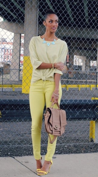 Quale jeans indossare con una t-shirt girocollo gialla per una donna di 30 anni: Prova a combinare una t-shirt girocollo gialla con jeans per un look raffinato ma semplice. Sandali con tacco gialli sono una eccellente scelta per completare il look.