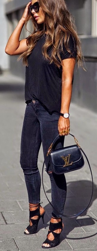 Quale sandali con tacco indossare con jeans aderenti blu per una donna di 30 anni: Metti una t-shirt girocollo nera e jeans aderenti blu per un look semplice, da indossare ogni giorno. Completa questo look con un paio di sandali con tacco.
