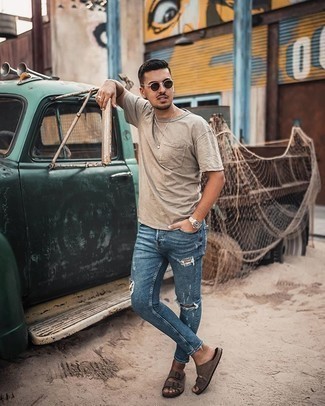 Quale jeans indossare con una t-shirt girocollo marrone chiaro: Potresti combinare una t-shirt girocollo marrone chiaro con jeans per una sensazione di semplicità e spensieratezza. Per distinguerti dagli altri, scegli un paio di sandali in pelle scamosciata marroni come calzature.