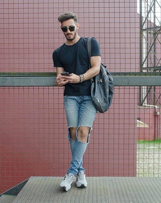 Come indossare e abbinare jeans aderenti azzurri con scarpe sportive grigie: Prova a combinare una t-shirt girocollo nera con jeans aderenti azzurri per una sensazione di semplicità e spensieratezza. Questo outfit si abbina perfettamente a un paio di scarpe sportive grigie.