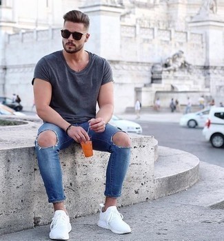 Quale jeans indossare con scarpe sportive bianche e blu scuro: Combina una t-shirt girocollo grigia con jeans per un'atmosfera casual-cool. Non vuoi calcare troppo la mano con le scarpe? Opta per un paio di scarpe sportive bianche e blu scuro per la giornata.