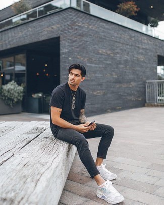 Quale jeans aderenti indossare con scarpe sportive bianche per un uomo di 20 anni: Prova a combinare una t-shirt girocollo nera con jeans aderenti per un look comfy-casual. Rifinisci questo look con un paio di scarpe sportive bianche.