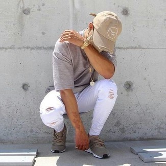 Quale scarpe sportive indossare con jeans bianchi in estate 2024: Mostra il tuo stile in una t-shirt girocollo grigia con jeans bianchi per un look comfy-casual. Per distinguerti dagli altri, prova con un paio di scarpe sportive. Una buona idea per i mesi estivi!