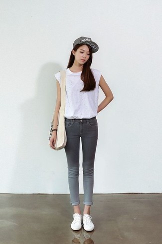 Come indossare e abbinare jeans grigio scuro in modo casual: Prova ad abbinare una t-shirt girocollo bianca con jeans grigio scuro per un outfit che si fa notare. Rifinisci questo look con un paio di sneakers basse bianche.