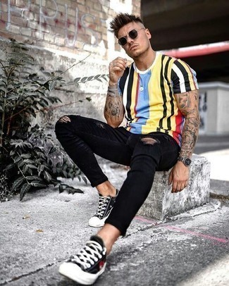 Look alla moda per uomo: T-shirt girocollo a righe verticali multicolore, Jeans aderenti strappati neri, Sneakers basse di tela stampate nere, Occhiali da sole neri