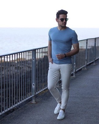 Come indossare e abbinare jeans bianchi quando fa molto caldo: Per un outfit della massima comodità, scegli una t-shirt girocollo azzurra e jeans bianchi. Sneakers basse di tela bianche sono una splendida scelta per completare il look.