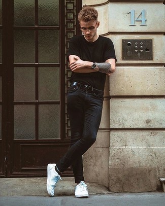 Come indossare e abbinare jeans neri con sneakers basse di tela bianche in modo rilassato: Scegli una t-shirt girocollo nera e jeans neri per un'atmosfera casual-cool. Sneakers basse di tela bianche sono una splendida scelta per completare il look.