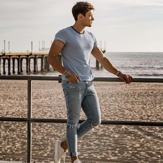 Quale sneakers basse indossare con jeans aderenti azzurri: Potresti abbinare una t-shirt girocollo a righe orizzontali bianca e blu scuro con jeans aderenti azzurri per una sensazione di semplicità e spensieratezza. Per le calzature, scegli lo stile classico con un paio di sneakers basse.