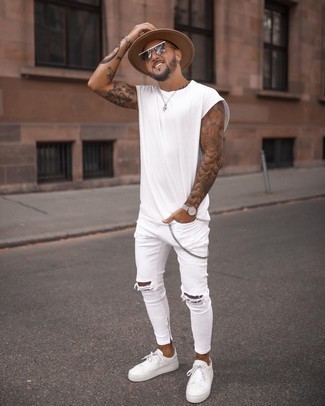 Come indossare e abbinare jeans bianchi per un uomo di 20 anni in estate 2024: Indossa una t-shirt girocollo bianca con jeans bianchi per un outfit rilassato ma alla moda. Sneakers basse in pelle bianche sono una gradevolissima scelta per completare il look. Ecco un look magnifico per i mesi estivi.