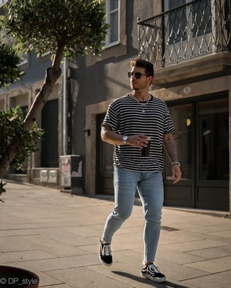 Come indossare e abbinare jeans aderenti azzurri in estate 2024: Per un outfit della massima comodità, combina una t-shirt girocollo a righe orizzontali nera e bianca con jeans aderenti azzurri. Un bel paio di sneakers basse di tela nere e bianche è un modo semplice di impreziosire il tuo look. Ecco una eccellente idea per creare uno splendido look estivo.