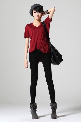 Look alla moda per donna: T-shirt girocollo rossa, Jeans aderenti neri, Stivaletti con lacci in pelle scamosciata grigi, Borsa shopping in pelle nera