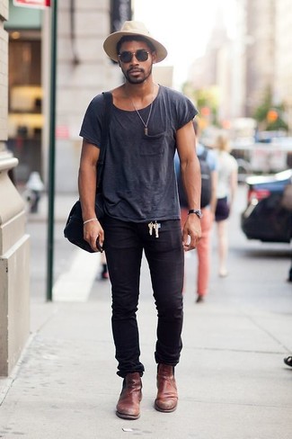 Look alla moda per uomo: T-shirt girocollo grigio scuro, Jeans aderenti neri, Stivali chelsea in pelle marroni, Borsalino di lana beige