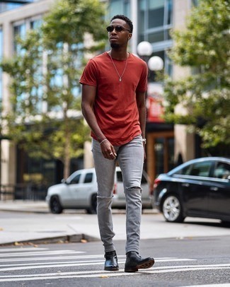 Quale stivali chelsea indossare con jeans aderenti grigi: Per un outfit della massima comodità, combina una t-shirt girocollo rossa con jeans aderenti grigi. Per le calzature, scegli lo stile classico con un paio di stivali chelsea.