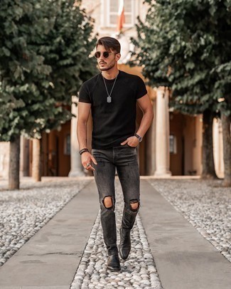 Come indossare e abbinare jeans aderenti strappati grigi per un uomo di 20 anni: Coniuga una t-shirt girocollo nera con jeans aderenti strappati grigi per un'atmosfera casual-cool. Rifinisci il completo con un paio di stivali chelsea in pelle neri.