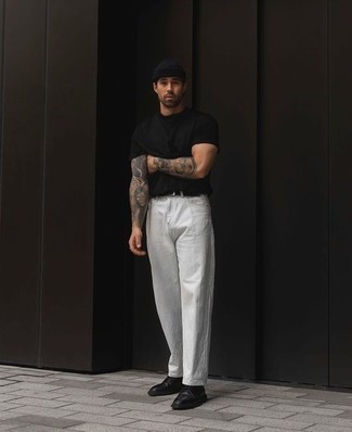 Look alla moda per uomo: T-shirt girocollo nera, Jeans bianchi, Chukka in pelle nere, Berretto nera
