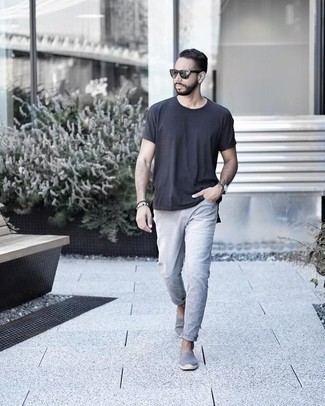 Quale jeans indossare con una t-shirt girocollo grigio scuro in modo casual: Potresti combinare una t-shirt girocollo grigio scuro con jeans per un look raffinato per il tempo libero. Scegli uno stile classico per le calzature e indossa un paio di espadrillas di tela grigie.