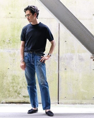 Quale jeans indossare con mocassini eleganti blu scuro in modo smart-casual: Sfrutta gli abiti più adatti al tempo libero con questa combinazione di una t-shirt girocollo blu scuro e jeans. Mostra il tuo gusto per le calzature di alta classe con un paio di mocassini eleganti blu scuro.