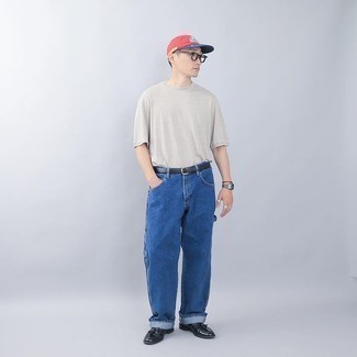 Look alla moda per uomo: T-shirt girocollo grigia, Jeans blu scuro, Mocassini con nappine in pelle neri, Berretto da baseball stampato rosso