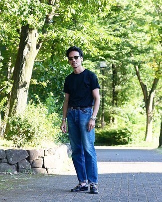 Quale mocassini eleganti indossare con jeans blu scuro quando fa molto caldo: Coniuga una t-shirt girocollo blu scuro con jeans blu scuro per un look trendy e alla mano. Sfodera il gusto per le calzature di lusso e prova con un paio di mocassini eleganti.
