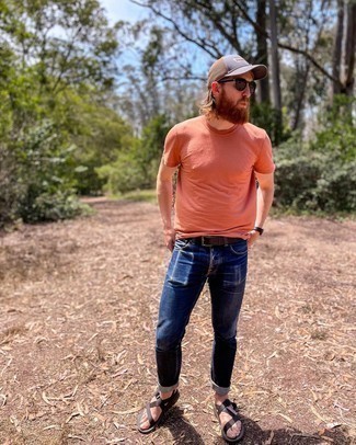 Moda uomo anni 30 quando fa molto caldo: Per un outfit quotidiano pieno di carattere e personalità, abbina una t-shirt girocollo arancione con jeans blu scuro. Calza un paio di sandali di tela neri per un tocco più rilassato.