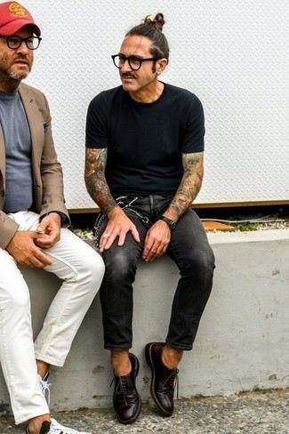 Quale scarpe derby indossare con jeans grigio scuro per un uomo di 30 anni: Prova ad abbinare una t-shirt girocollo nera con jeans grigio scuro per un look spensierato e alla moda. Scegli uno stile classico per le calzature e opta per un paio di scarpe derby.