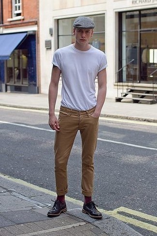 Quale jeans indossare con una t-shirt girocollo bianca per un uomo di 20 anni: Vestiti con una t-shirt girocollo bianca e jeans per un look spensierato e alla moda. Opta per un paio di scarpe derby in pelle nere per un tocco virile.