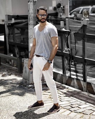 Quale jeans indossare con scarpe double monk marroni: Indossa una t-shirt girocollo grigia con jeans per un look semplice, da indossare ogni giorno. Mostra il tuo gusto per le calzature di alta classe con un paio di scarpe double monk marroni.