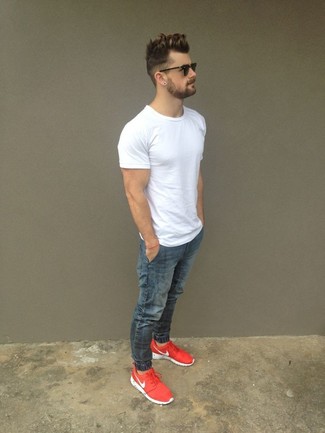 Quale jeans indossare con scarpe sportive rosse in estate 2024: Coniuga una t-shirt girocollo bianca con jeans per un fantastico look da sfoggiare nel weekend. Perché non aggiungere un paio di scarpe sportive rosse per un tocco più rilassato? Questo, ovviamente, è il look must have per l’estate.